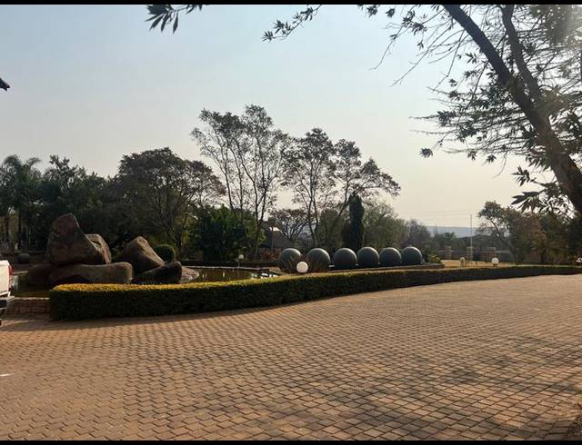 6 BEDROOM HOUSE FOR SALE IN MOOIKLOOF